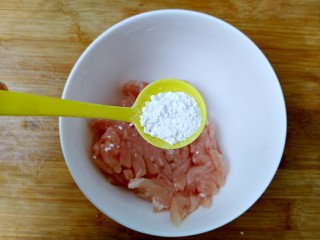 黄瓜肉丝炝大饼,猪瘦肉放入一个小碗中，加入淀粉。