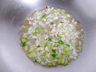 黄瓜肉丝炝大饼,待油七分热时放入葱蒜爆香。