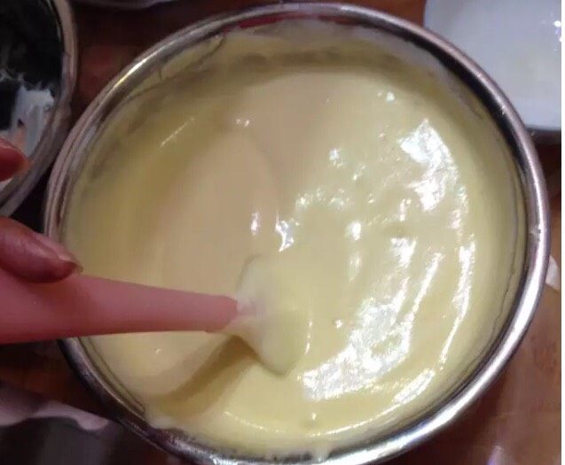奶酪小蛋糕,混合好的蛋黄糊，我是直接倒入纸杯的，7分满，也可以装入裱花袋挤进去