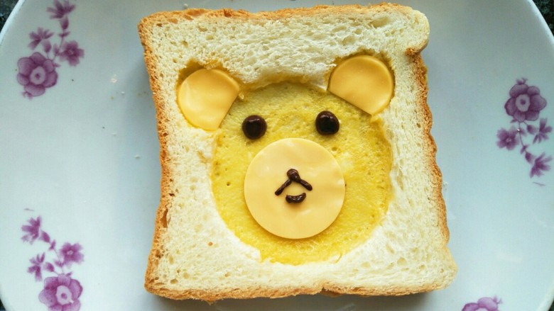 萌萌熊宝宝三明治,在裱花袋上剪个小口，分别画上眼睛，嘴巴，鼻子。