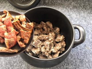 红菇排骨汤,倒入提前泡好的红菇（红菇大的可以用刀切小块，在煮过程中更好入味）