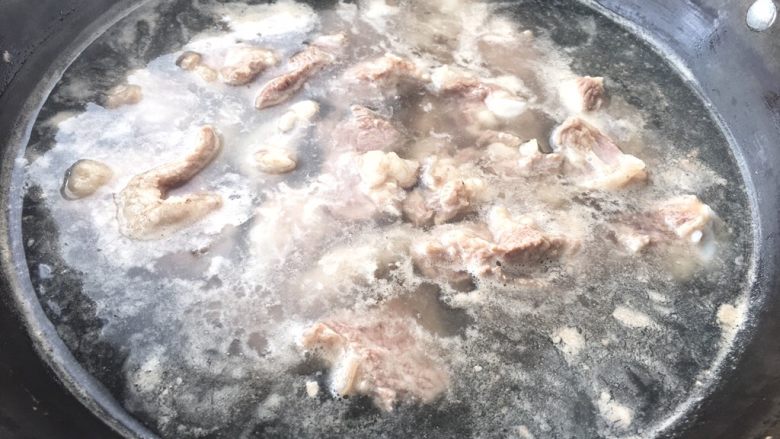 红菇排骨汤,锅中水烧开后，倒排骨入锅焯几分钟，焯水可以去除排骨腥味和多余油脂。