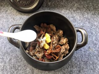红菇排骨汤,添加2勺料酒去肉腥味儿。
