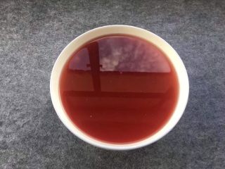 红菇排骨汤,红菇在泡的过程中，大量红色素会释放出来，泡过红菇的水不要倒掉哦！把它留下来，等一下用于炖排骨。