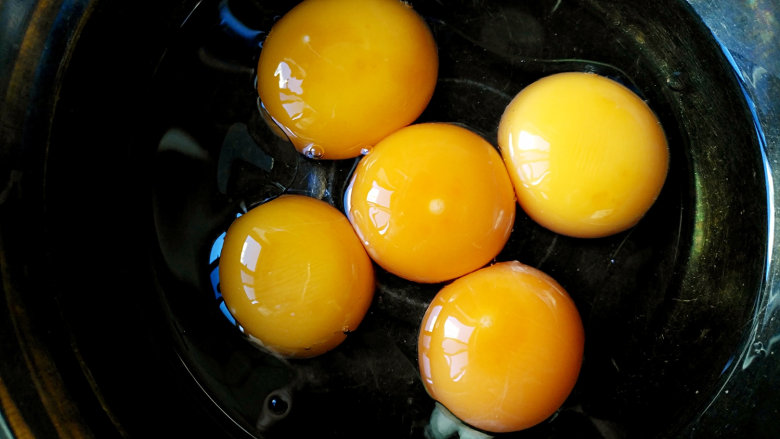 苹果酱蛋糕卷,分蛋，将蛋黄分在水油盆里