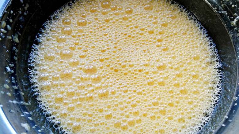 苹果酱蛋糕卷,将蛋黄和水油混合液搅打乳化