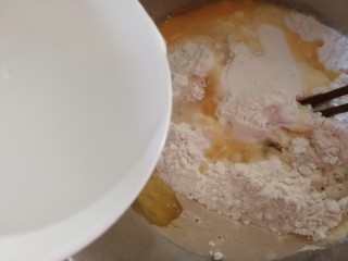 中式点心+钱袋白菜肉包,添加温水220g，我将做饼干剩余的蛋液放入了里面。