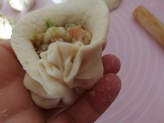 中式点心+钱袋白菜肉包,捏好一侧，再捏另一侧。