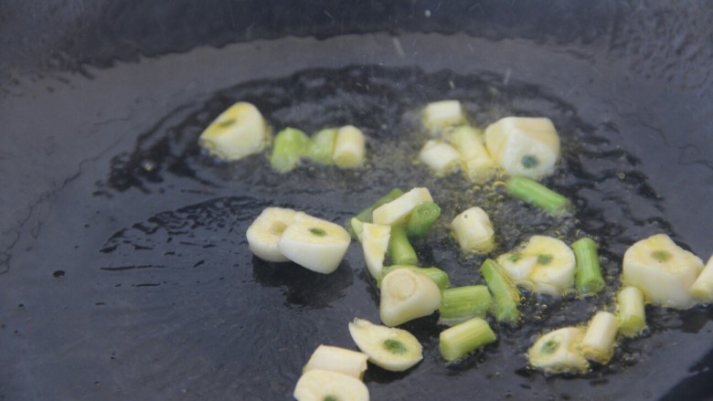 煎蛋炒方便面,锅里放点油，把葱和蒜爆香