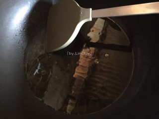 鲫鱼豆腐汤,锅中放油烧热