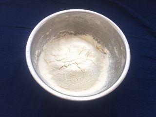 玫瑰豆沙一口酥,再筛入80克低筋面粉。
