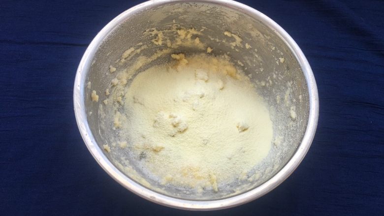 玫瑰豆沙一口酥,筛入25克奶粉。