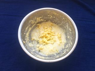 玫瑰豆沙一口酥,鸡蛋打散倒入盘中（留一小部分下来，等一下刷表面蛋液），用电蛋打器打发至体积蓬松状态。