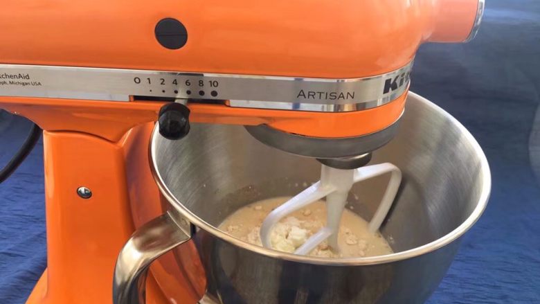 玫瑰豆沙酥,用厨师机揉面，如果没有厨师机用面包机也可以，实在不行就用手揉吧！