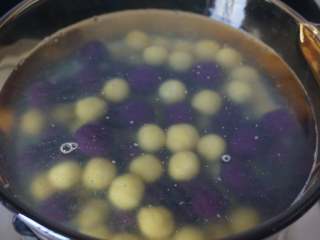 #中式点心#酒酿薯圆,在锅内加入水煮开后，倒入小圆子煮开后煮2分钟即可关火