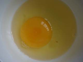 #中式点心#酒酿薯圆,在碗中打入一个鸡蛋后打散备用