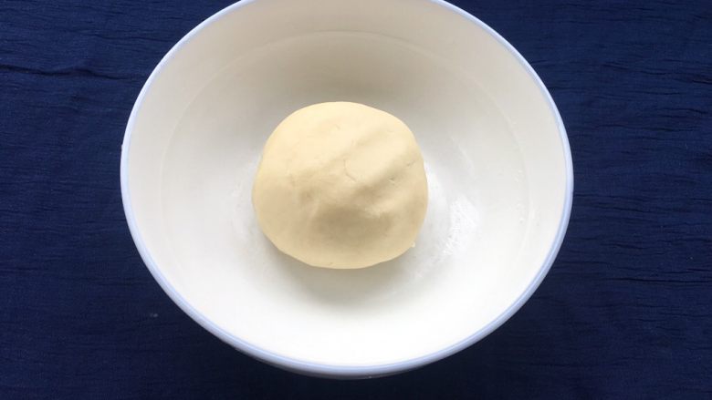 老婆饼,不用着急慢慢揉成，将面粉与猪油揉成成光滑面团，盖上保鲜膜。