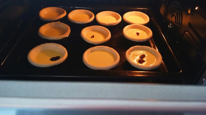 蔓越莓蛋挞,预热好后，185℃上下烤25分钟