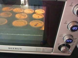 蔓越莓蛋挞,具体温度还需要根据自己家烤箱调节