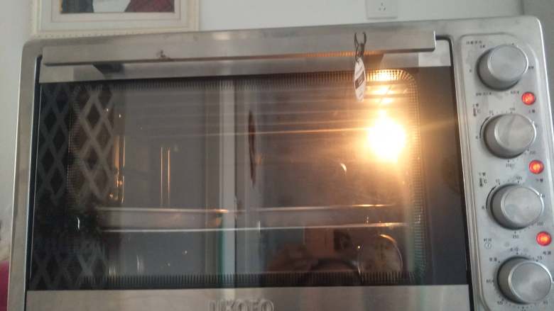 心形南瓜戚风,打蛋白的时候就预热烤箱，180度20分钟（实际温度以自家烤箱为准) 我用的是UKOEO+HBD-5002烤箱