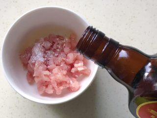 松仁薯挞粒粒香,倒一点料酒