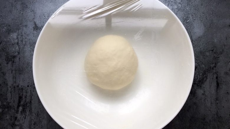 四川乐山名小吃—粉蒸肉卡饼,揉好的光滑的面团盖上保鲜膜放一边醒面半个小时。