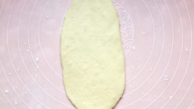 四川乐山名小吃—粉蒸肉卡饼,分成四份，取一个擀成长舌状。