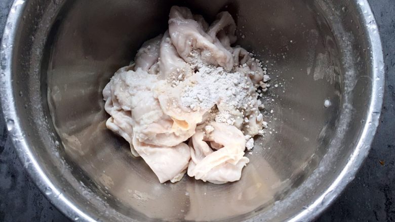 四川乐山名小吃—粉蒸肉卡饼,再加入适量的淀粉、料酒和盐抓洗净。