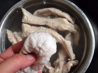 四川乐山名小吃—粉蒸肉卡饼,再将肥肠剪成小段。翻开有油的一面仔细挑出脏东西洗净。