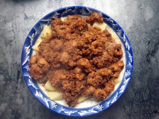 四川乐山名小吃—粉蒸肉卡饼,蒸好的粉蒸肉如图。