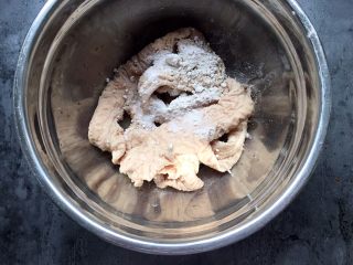 四川乐山名小吃—粉蒸肉卡饼,醒面的同时清洗肥肠。加入适量淀粉、料酒和盐多次搓洗。