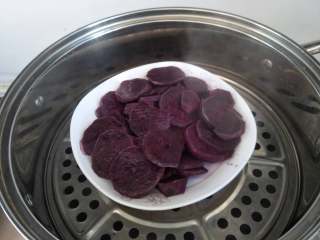 紫薯面包,紫薯去皮切块，盖上保鲜膜上锅蒸熟