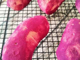 紫薯面包,烤好后放在烤网上晾凉