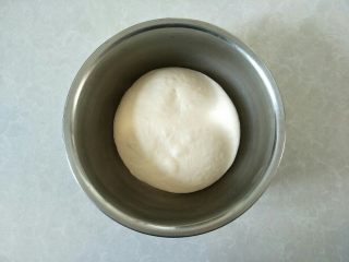 淡奶油老式面包,盖上保鲜膜室温发酵4个小时，明显变胖3倍