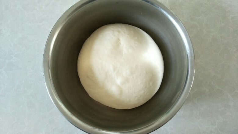 淡奶油老式面包,盖上保鲜膜室温发酵4个小时，明显变胖3倍