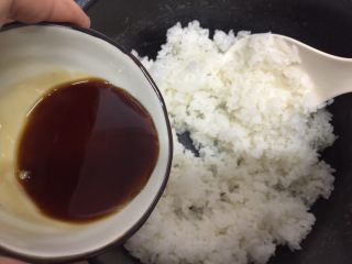 双紫饭团,剩米饭里倒入酱醋汁