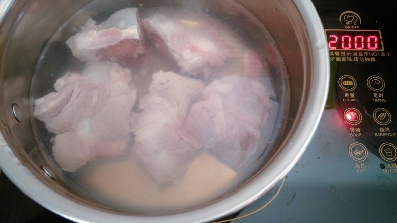 骨汤小火锅&紫薯糯米丸,筒骨冷水入锅煮开