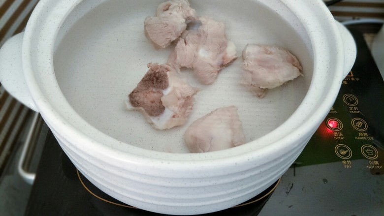 骨汤小火锅&紫薯糯米丸,焯过水的筒骨冲洗干净，另加水煲一个小时