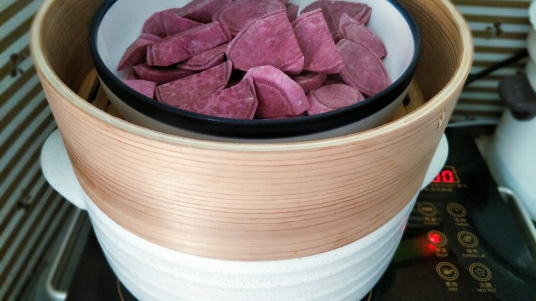 骨汤小火锅&紫薯糯米丸,放入蒸笼蒸熟