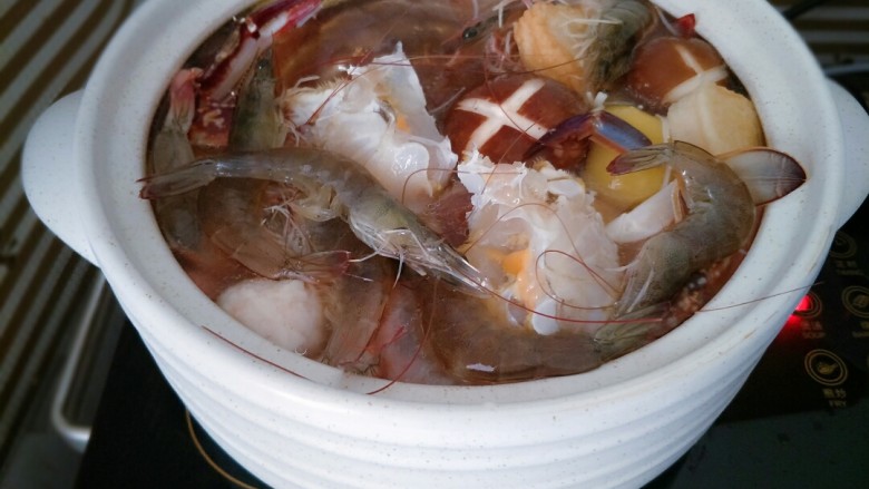 骨汤小火锅&紫薯糯米丸,加入海鲜和菇类一起煮熟，加盐调味