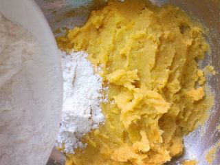 奶酪地瓜饼,然后加入低筋面粉拌匀。（地瓜泥湿度不同，还有不同的面粉吸水性也不同，所以加入的面粉量大家要根据自己的实际情况调整）