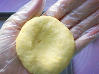 奶酪地瓜饼,取一小块面团放在手掌心，揉均匀后中间按一个凹口。