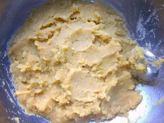 奶酪地瓜饼,把蒸熟的地瓜用勺子压成泥，蒸熟透的地瓜很容易压成泥的。