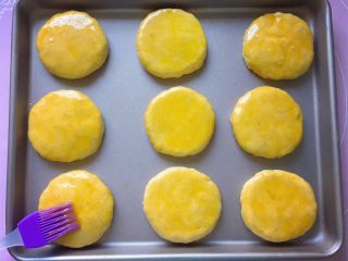奶酪地瓜饼,在地瓜饼表面刷上一层薄薄的蛋黄液。