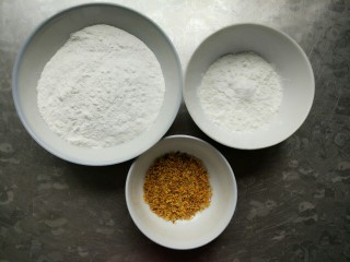 中式点心--水晶桂花糕,将主要材料准备好，桂花，糯米粉，澄面