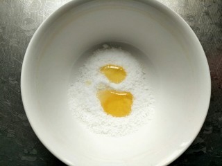 中式点心--水晶桂花糕,将80克白糖和适量蜂蜜放入大碗中