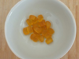 橙子果冻,2袋扣扣糖倒入碗中
