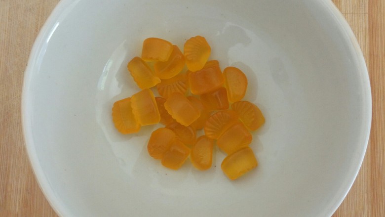 橙子果冻,2袋扣扣糖倒入碗中