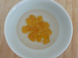 橙子果冻,加入适量的水，可以保证溶化后呈粘稠状态