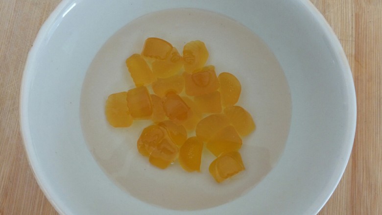 橙子果冻,加入适量的水，可以保证溶化后呈粘稠状态
